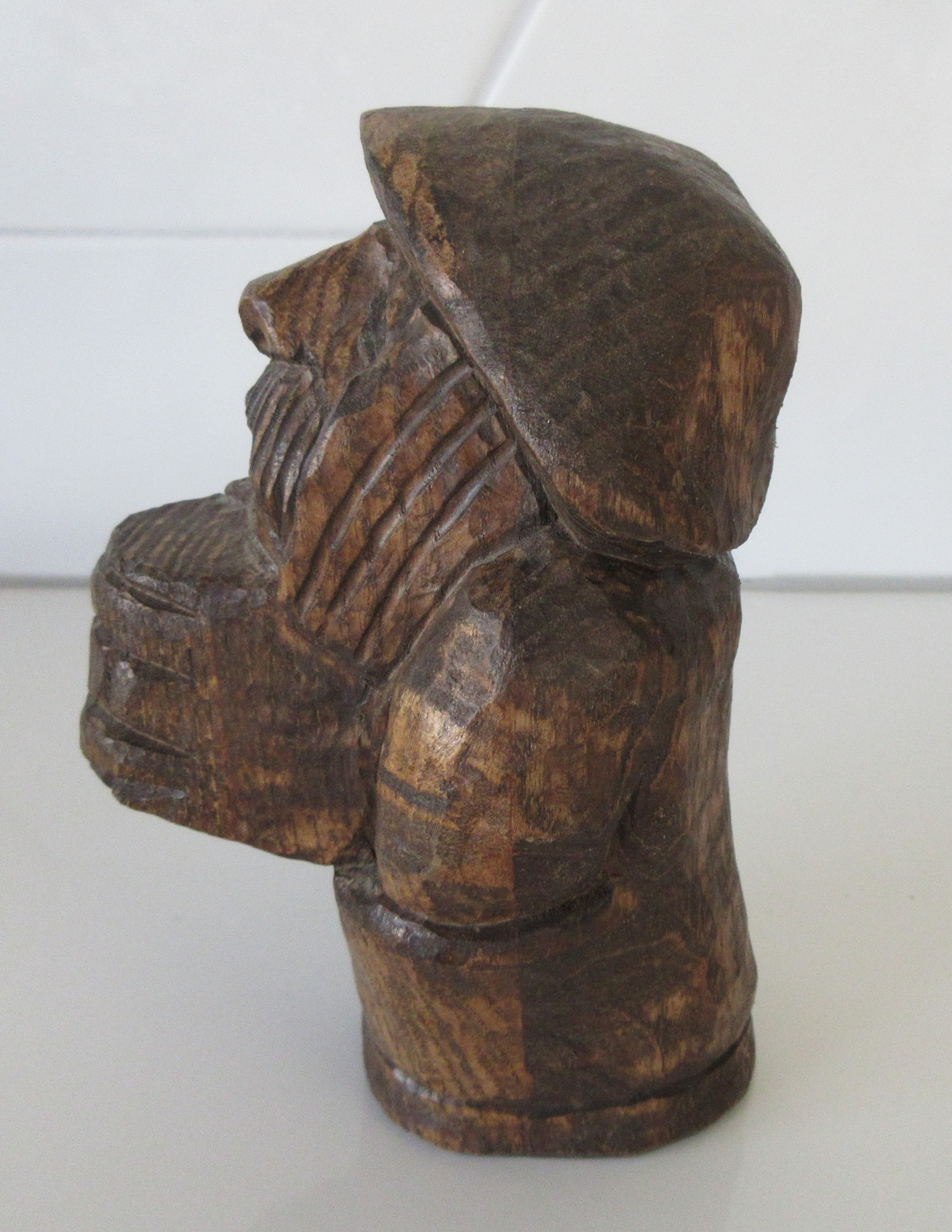 Niet of onleesbaar gesigneerd - Twee handgesneden houten Folk art figuurtjes  kopen? Bied vanaf 1!