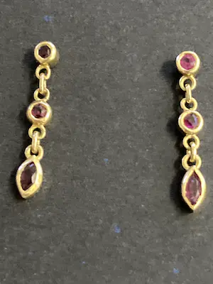 18 karaats geelgouden oorhangers bezet met gefacetteerd geslepen robijntjes kaufen? Bieten Sie von 135!