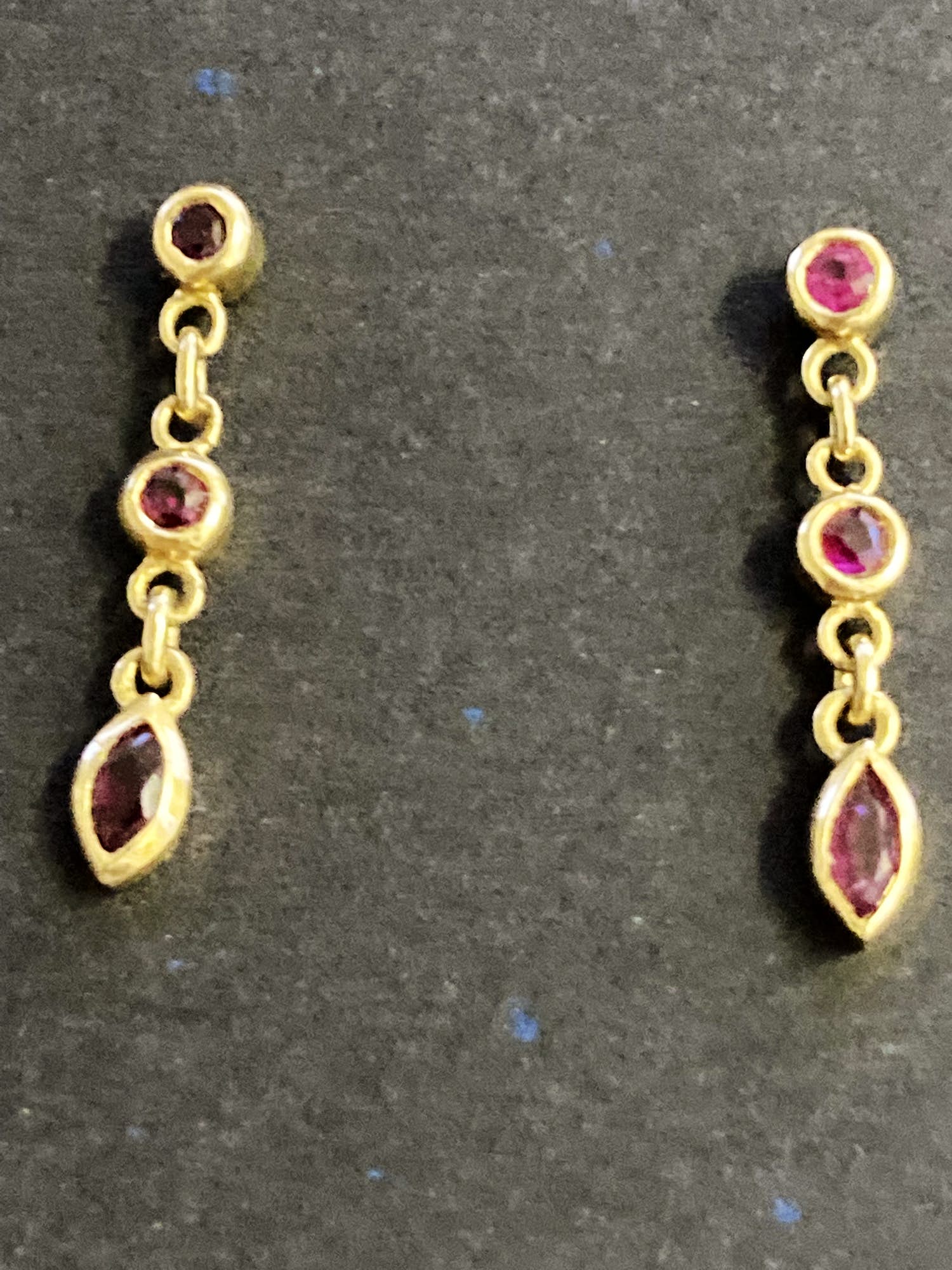 18 karaats geelgouden oorhangers bezet met gefacetteerd geslepen robijntjes kopen? Bied vanaf 135!