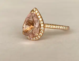 AcheterRing van 18 karaats roségoud met peervormige morganiet en halo van diamanten? Enchérissez de 700!