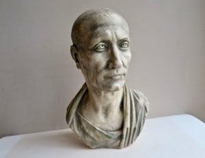 Hans Daniël Sailer - Buste Julius Caesar - Rode kalksteen - Groen-grijs gepatineerd kopen? Bied vanaf 1!