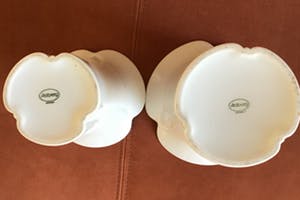 Niet of onleesbaar gesigneerd - 2 artdeco witte porselein vazen van Arzberg 15 en 12cm doorsnee kopen? Bied vanaf 10!