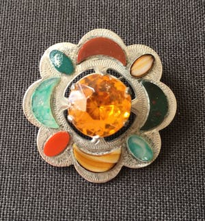 1e gehalte Zilver - ronde Schotse broche met agaat inlegwerk kopen? Bied vanaf 35!