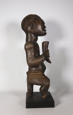Fang - Hout, Zittende mannenfiguur met hoorn kopen? Bied vanaf 1!