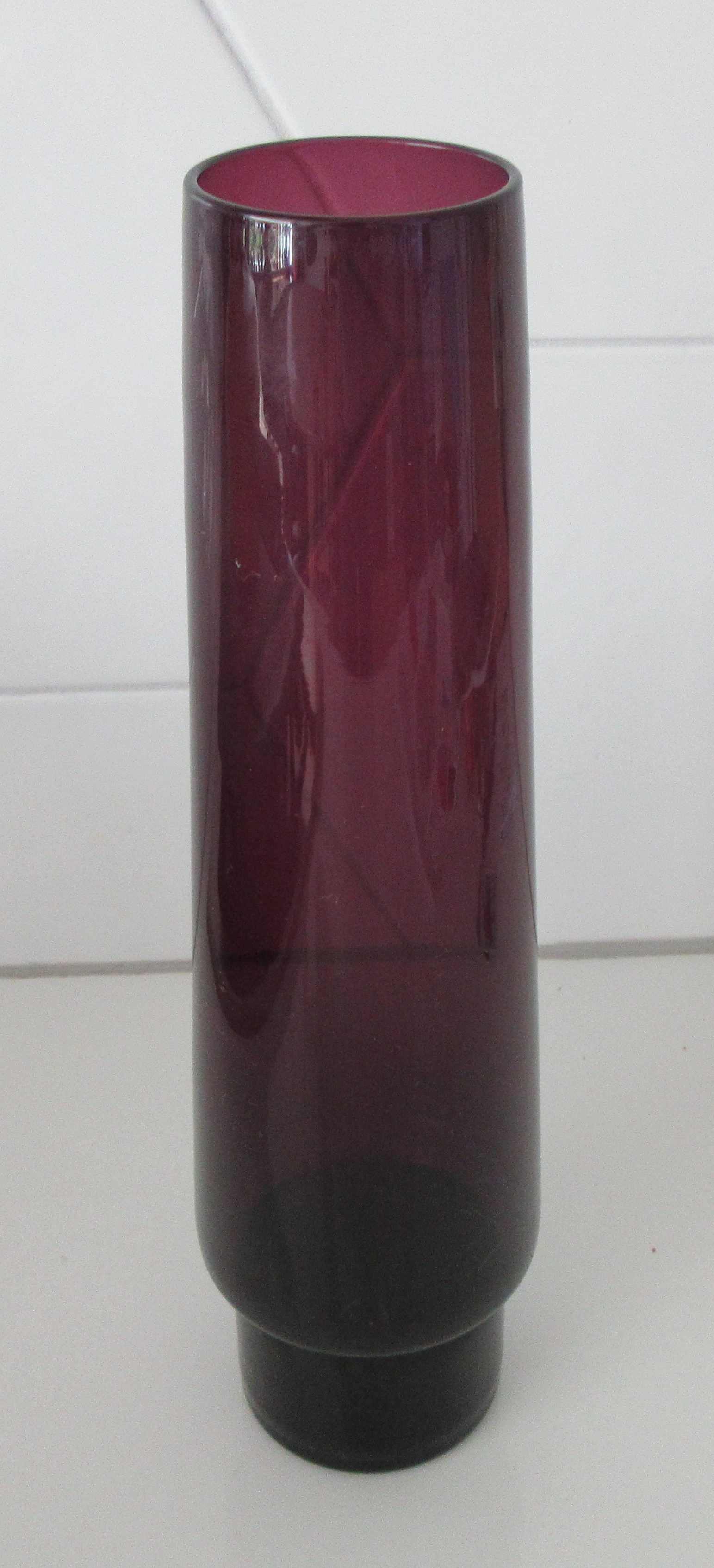 Niet of onleesbaar gesigneerd - Amethyst obelisk vormige ronde glazen vaas kopen? Bied vanaf 1!