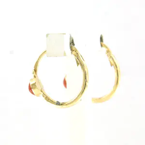 18k gouden oorhangers bezet met koraal kopen? Bied vanaf 110!
