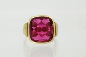 Acheter5- Grote en mooi bewerkte 14 krt geel gouden ring met gefacetteerde kleursteen? Enchérissez de 300!