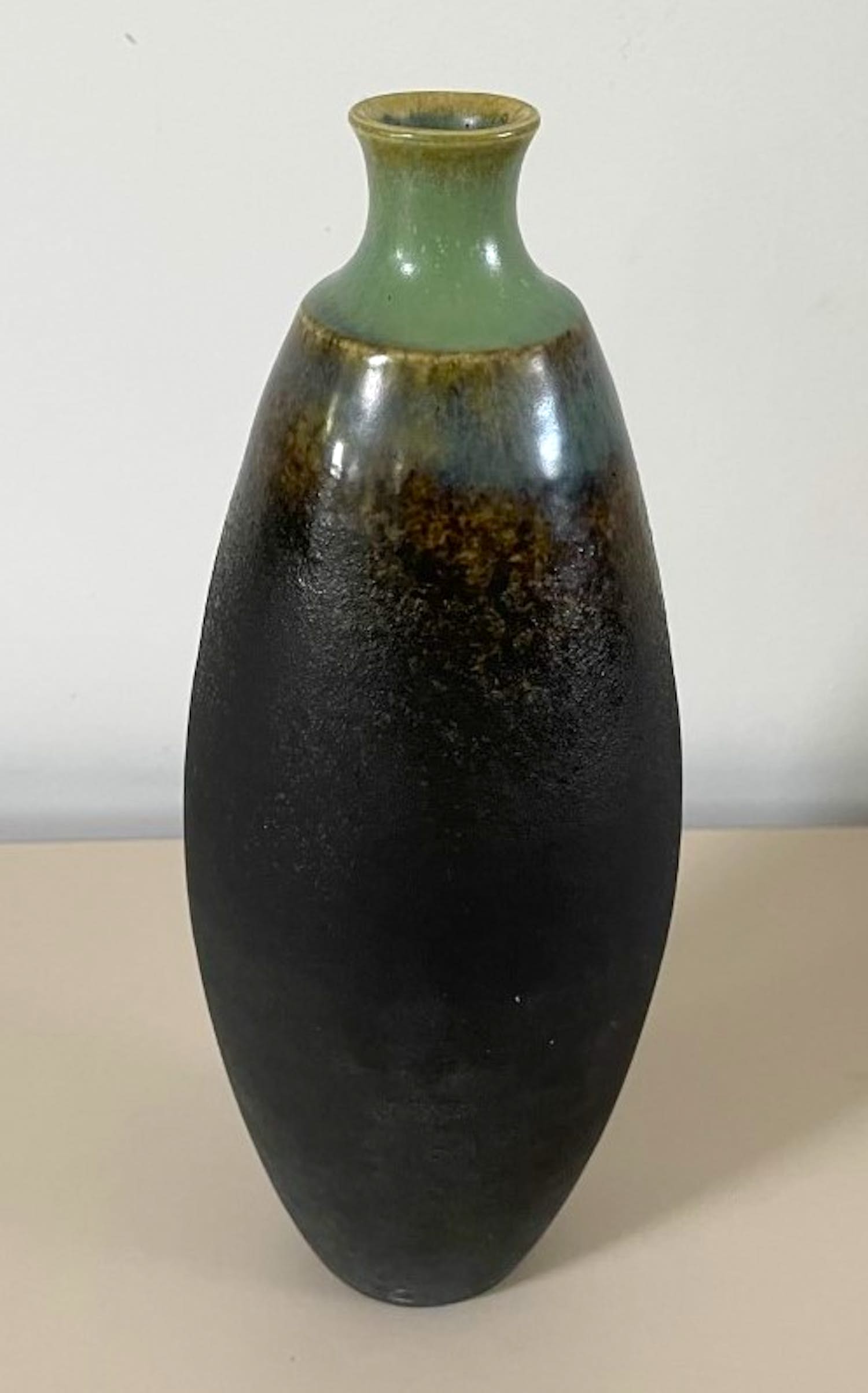 Niet of onleesbaar gesigneerd - Keramiekatelier Feniks Schoorl - Vaasje verkocht voor € 1!