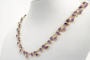 194- Fraai vormgegeven 18 krt gouden "blad / druppel" halssieraad met amethist kopen? Bied vanaf 430!