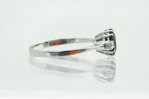 118 - Charmante 14krt wit-gouden dames ring met (0.08ct) diamant en blauwe steen kopen? Bied vanaf 150!