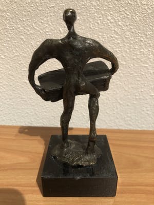 Corry Ammerlaan - Prachtig beeldje " Een zware last dragen " kopen? Bied vanaf 25!