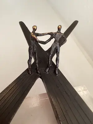 Corry Ammerlaan - Sculptuur “ OP SCHEIDING VAN WEGEN “ kopen? Bied vanaf 1!