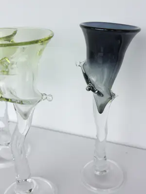 Yvon Trossèl - Drie speels gevormde glazen in groen/geel en donkerblauw kopen? Bied vanaf 150!