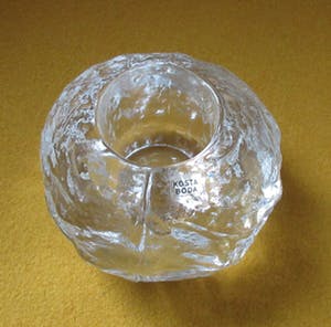 Kosta Boda - Twee Snowball kandelaren waarvan een XL model - ontwerp Ann Warff kopen? Bied vanaf 28!