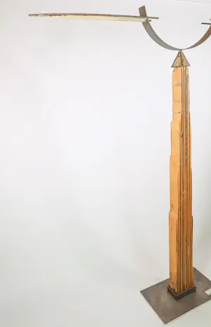 Marlies van Heijningen - Houten pilaar met uitgestrekte metalen top kopen? Bied vanaf 1!