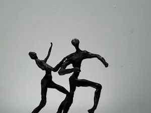 Corry Ammerlaan - Bronzen sculptuur | Aan het dansen kopen? Bied vanaf 20!
