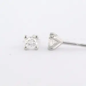 18k witgouden solitair oorknoppen met briljant geslepen diamant tot.0.20ct kopen? Bied vanaf 310!