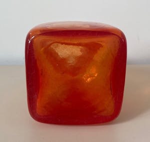 Niet of onleesbaar gesigneerd - Vintage Scandinavische oranje-rode glazen flesvaas kopen? Bied vanaf 1!