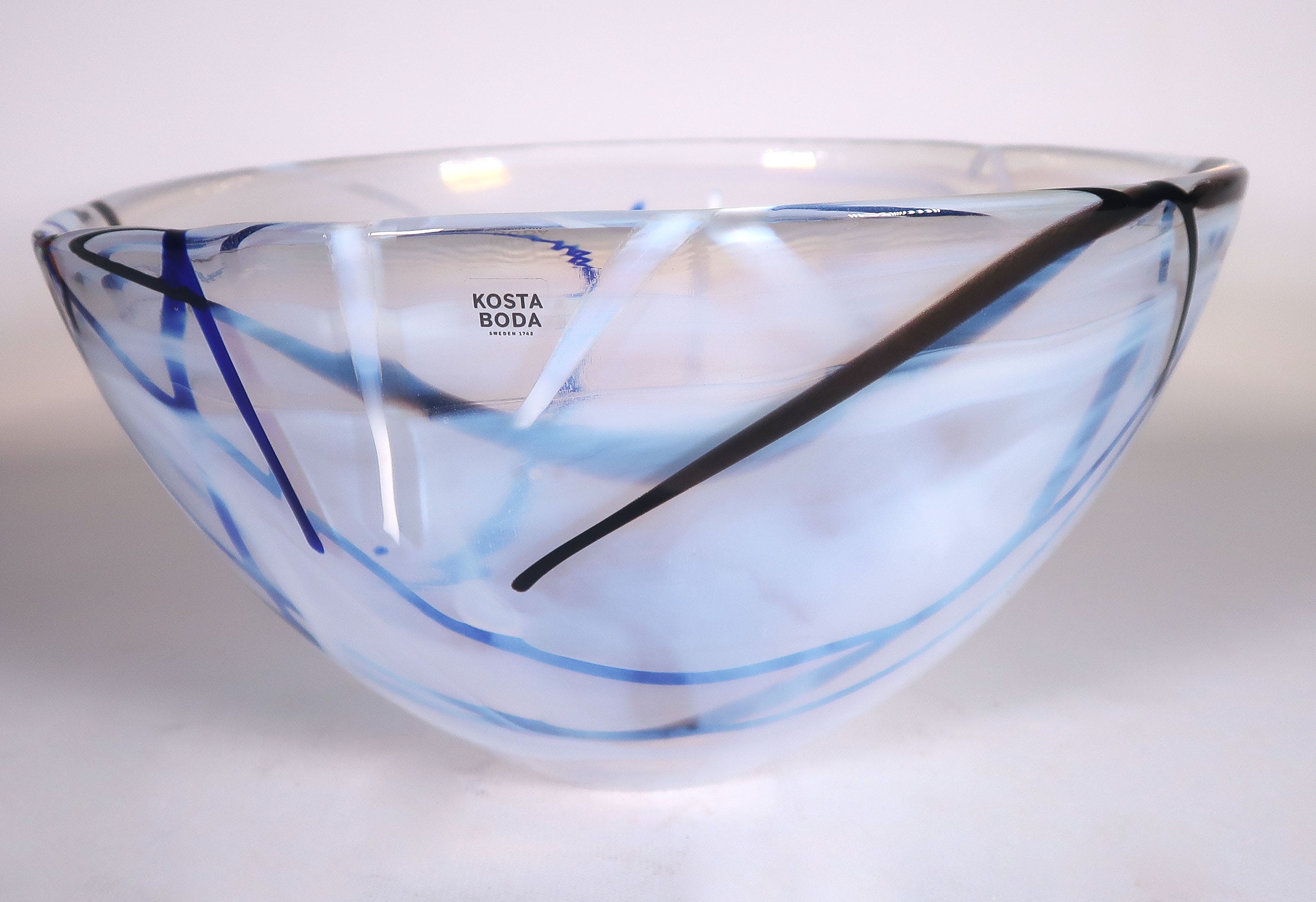Anna Ehrner - Glas, Opake schaal met witte, blauwe en zwarte aders, uitgevoerd door Kosta Boda kopen? Bied vanaf 25!