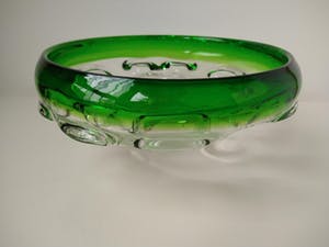Josef Hospodka - zware glazen kom met groene rand kopen? Bied vanaf 50!