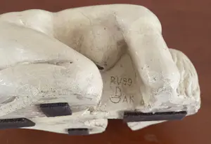 Niet of onleesbaar gesigneerd - Betongipsen beeld van een knielende vrouw - gesigneerd kopen? Bied vanaf 1!