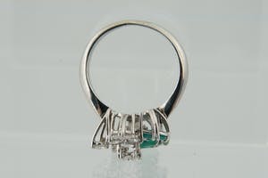 1278 - Elegante 14krt wit goud & 0.70ct diamanten ring met 4 smaragd "druppels" kopen? Bied vanaf 380!