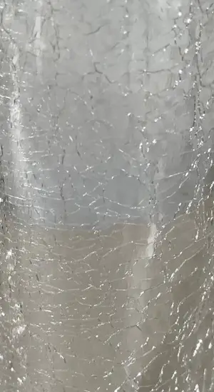 Niet of onleesbaar gesigneerd - Twee kristallen craquele vazen kopen? Bied vanaf 1!