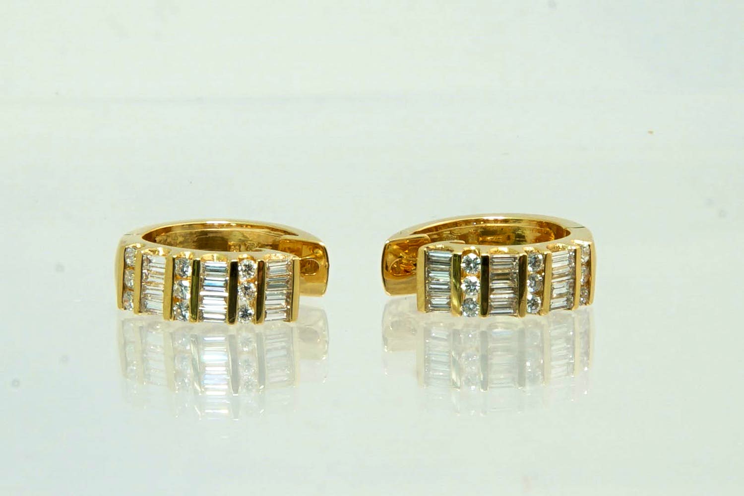 86- Bijzonder mooie & massieve set 18 krt goud & diamanten (ca.0.80ct) oorclips kopen? Bied vanaf 780!