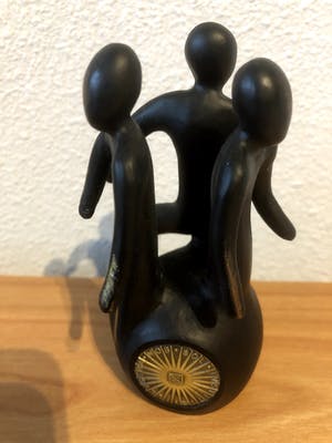 Niet of onleesbaar gesigneerd - Bronzen beeldje Universiteit van Utrecht - 3 personen op een wereldbol. kopen? Bied vanaf 1!