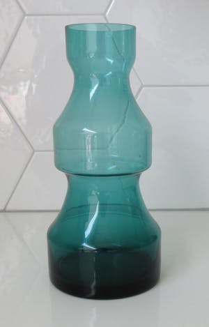 Niet of onleesbaar gesigneerd - Zeegroene sixties glazen vaas kopen? Bied vanaf 10!