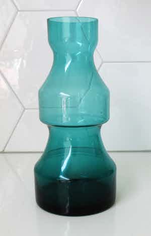 Niet of onleesbaar gesigneerd - Zeegroene sixties glazen vaas verkocht voor € 10!