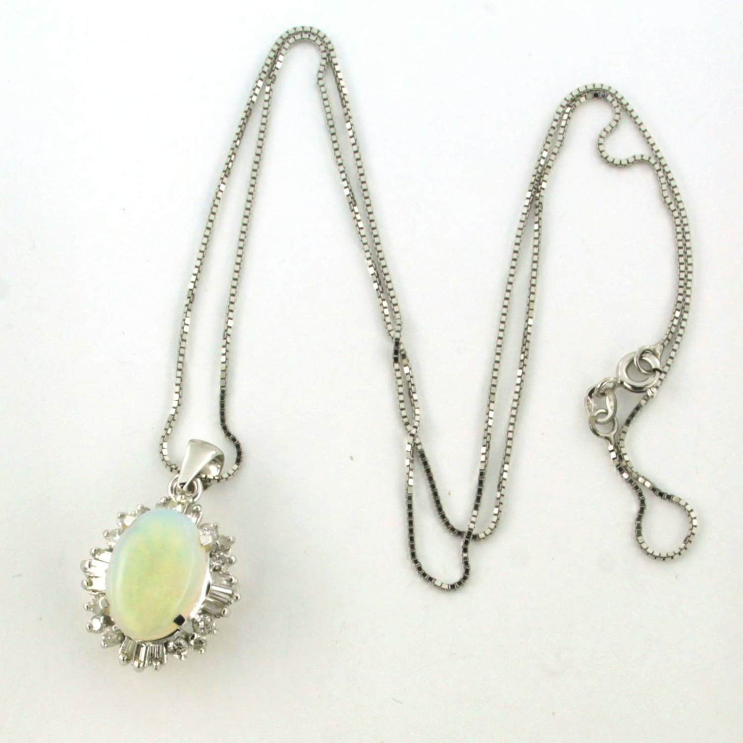 18k gouden collier en hanger met  opaal en briljant en taper geslepen diamant kopen? Bied vanaf 1300!