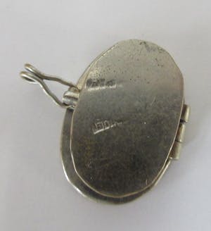 Niet of onleesbaar gesigneerd - Miniatuur zilveren doosje met parelmoer decoratie kopen? Bied vanaf 10!