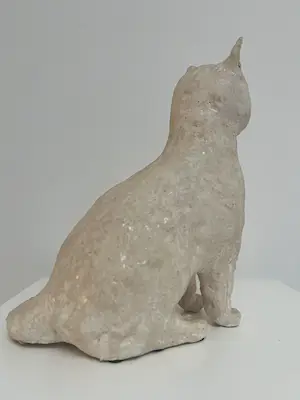 Tine Goudriaan-van Waning - Keramiek sculptuur | 'Zittende poes, gele ogen' kopen? Bied vanaf 1!