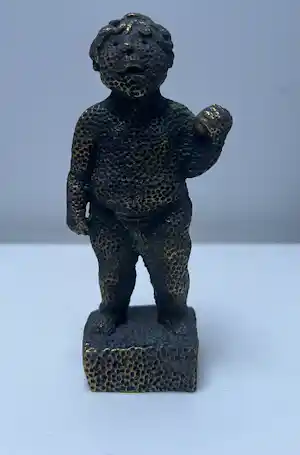 Buy Carolein Smit - Bronzen sculptuur | Jongetje met bal? Bid from 200!