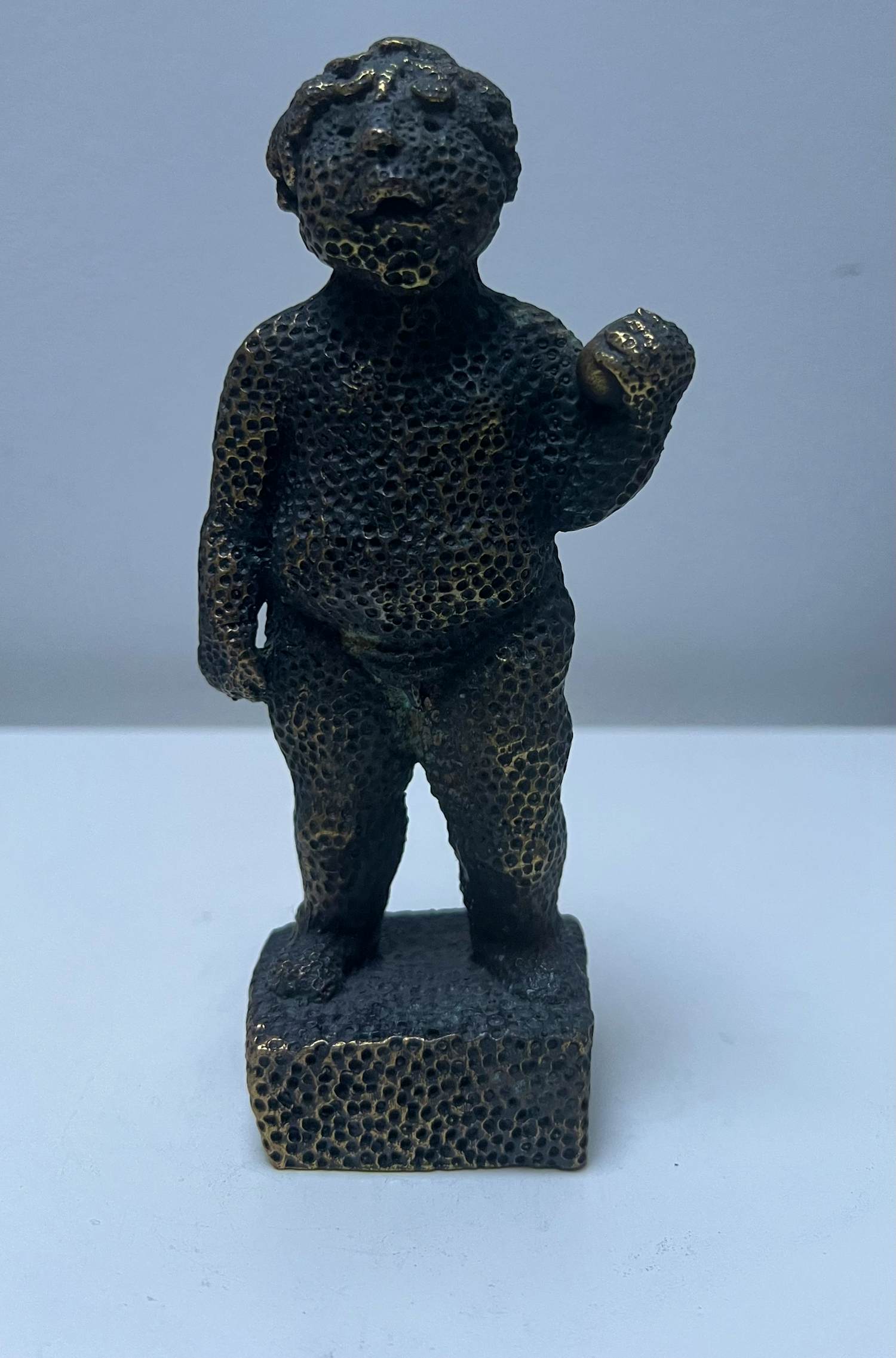 Carolein Smit - Bronzen sculptuur | Jongetje met bal kopen? Bied vanaf 200!