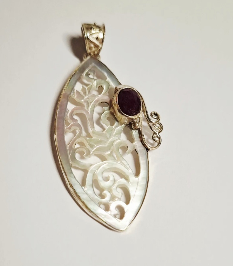 Nieuwe zilveren hanger met  parelmoer en Robijn . kopen? Bied vanaf 55!