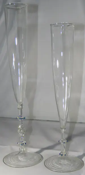 Jos Böhm - Antieke mondgeblazen fluitglazen met blauwe noppen, 2x, door Jos Böhm kopen? Bied vanaf 100!