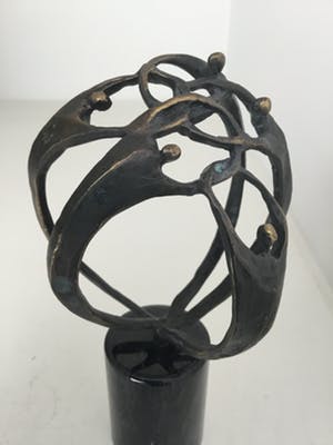 Corry Ammerlaan - Bronzen sculptuur “ De handen ineen “ kopen? Bied vanaf 35!
