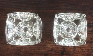 Niet of onleesbaar gesigneerd - TWEE KRISTALLEN KAARSENHOUDERS kopen? Bied vanaf 1!