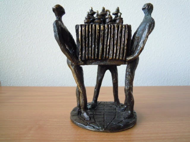 Bernadette Leijdekkers - Prachtig zwaar beeld met drie mannen verkocht voor € 35!