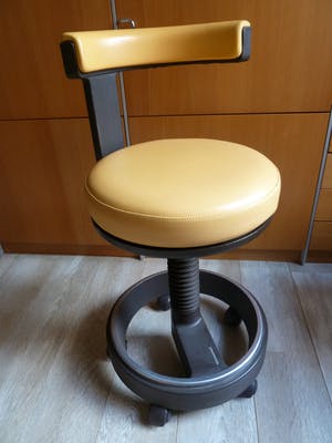 Niet of onleesbaar gesigneerd - Siemens draaibare ergonomische designstoel (tandarts/lab.stoel/kruk) kopen? Bied vanaf 1!
