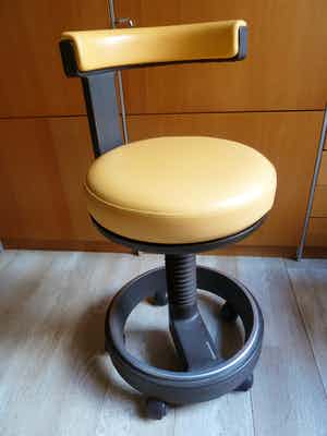 Niet of onleesbaar gesigneerd - Siemens draaibare ergonomische designstoel (tandarts/lab.stoel/kruk) verkocht voor € 1!