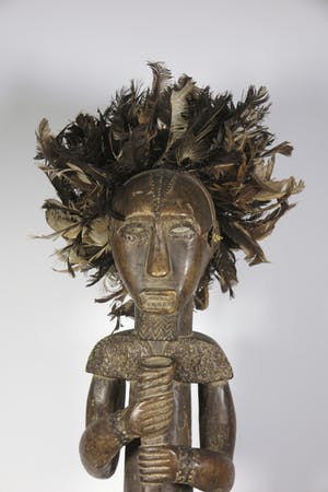 Fang Ntumu - Hout en koper/messing, Fetisj sculptuur van mannenfiguur met hoofdtooi kopen? Bied vanaf 1!