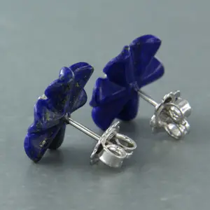 18k witgouden oorknoppen met bloemvorm lapis lazuli en briljant geslepen diamant kopen? Bied vanaf 200!