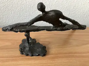 Corry Ammerlaan - Prachtig zwaar beeld " MAN OP BANK " kopen? Bied vanaf 45!