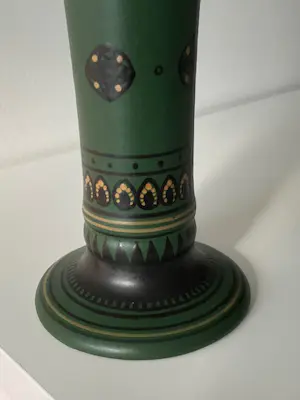 Plateel- en Tegelbakkerij De Distel - 2 Art Deco vazen mat met geometrisch decor ontwerp Bert Nienhuis kopen? Bied vanaf 220!