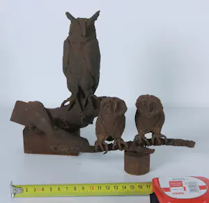 Paul Beckers - Twee sculpturen van ijzer en terracotta, Vogels (oehoe en uiltjes) + boek! kopen? Bied vanaf 200!