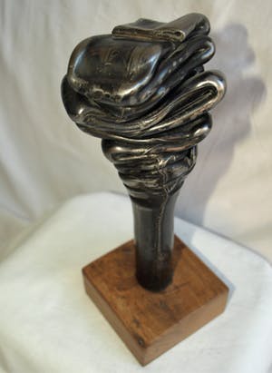 Niet of onleesbaar gesigneerd - Metalen beeld , “Gesmolten…!” – Op hardhouten voet kopen? Bied vanaf 1!