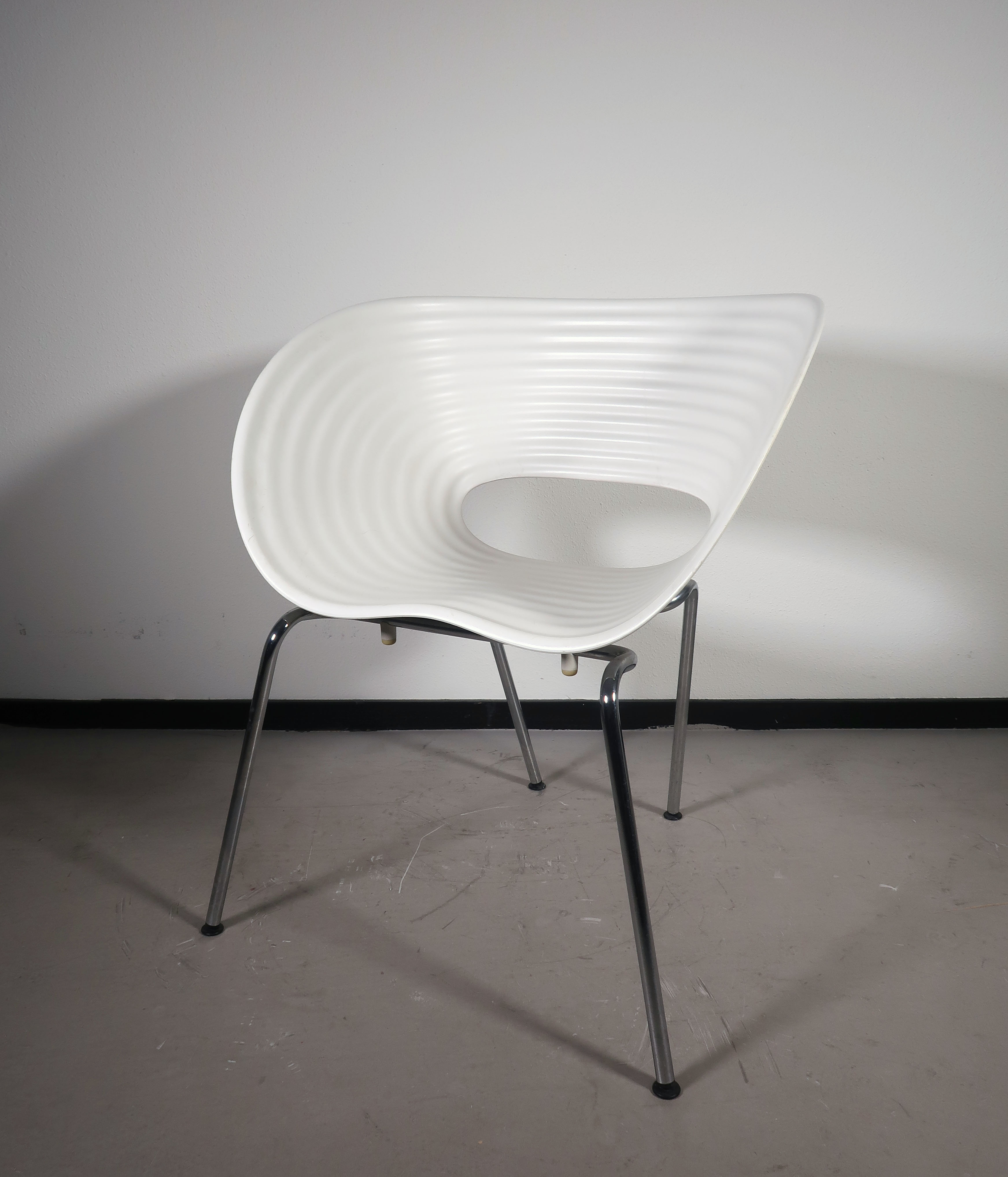Ron Arad - Staal en polypropeen, Tom Vac stoel voor Vitra (meerdere exemplaren beschikbaar) verkocht voor € 40!